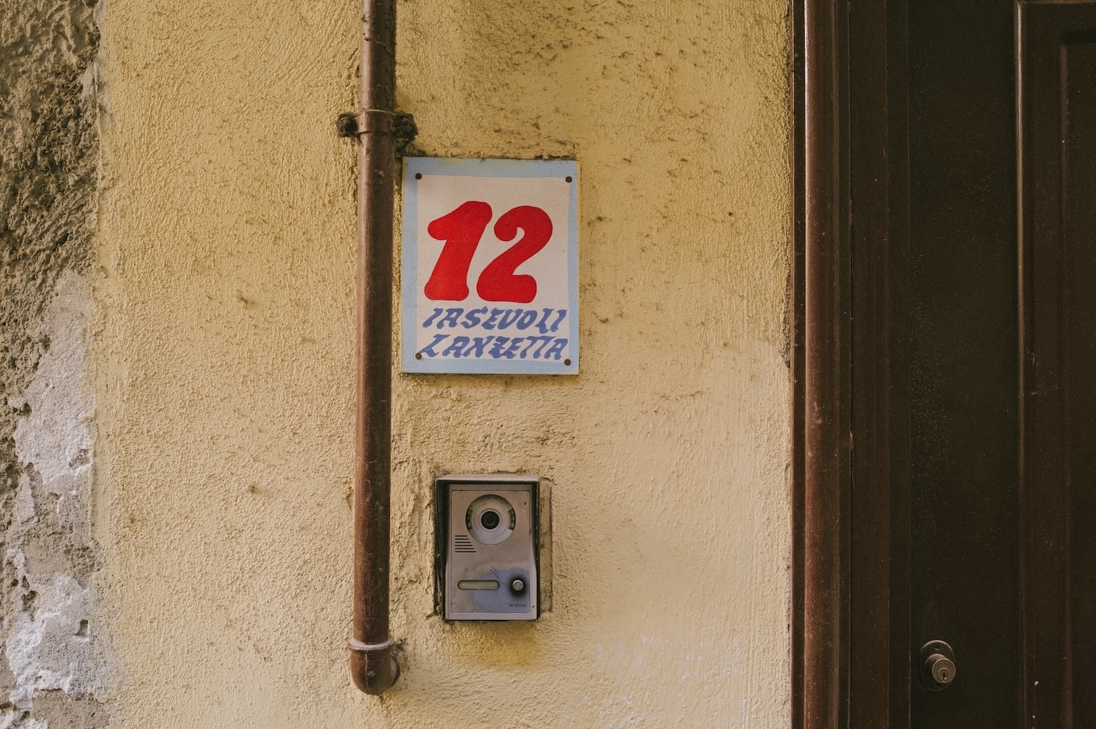 Pasquale 製作的每個字牌，都由他親自挑選木料，回到工作室切割與上漆